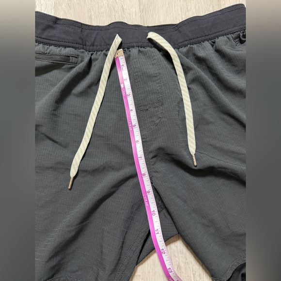 Vuori Stockton Short Lined Men’s Medium Black and Gray - Picture 8 of 8